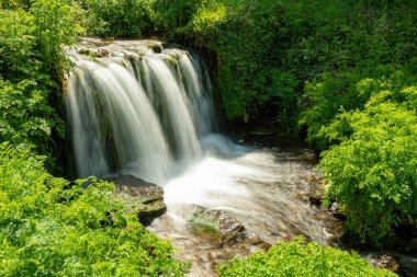 Devon 'daki Lee Abbey Sahili' ne akan şelalenin uzun görüntüsü.