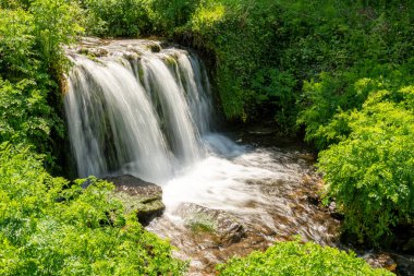 Devon 'daki Lee Abbey Sahili' ne akan şelalenin uzun görüntüsü.