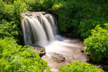 Devon 'daki Lee Abbey Sahili' ne akan şelalenin uzun görüntüsü.