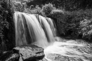 Devon 'daki Lee Abbey Sahili' ne akan şelalenin uzun görüntüsü.