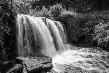 Devon 'daki Lee Abbey Sahili' ne akan şelalenin uzun görüntüsü.