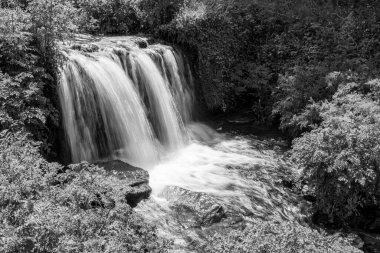 Devon 'daki Lee Abbey Sahili' ne akan şelalenin uzun görüntüsü.