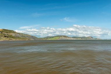Dorset sahil şeridinin Lyme Regis sahili manzarası. Stonebarrow Golden Cap dağı ve Thorncombe Beacon 'ın ünlü simgeleri de dahil..