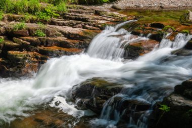 Watersmeer Köprüsü Şelalesi 'nin Doğu Lyn Nehri' ndeki Exmoor Ulusal Parkı 'ndaki Watersmmeet Nehri' nde uzun süre görüldü.