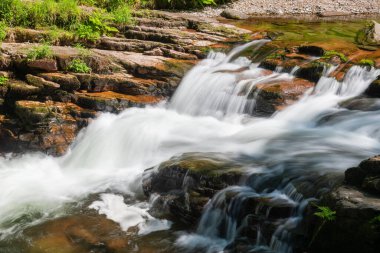 Watersmeer Köprüsü Şelalesi 'nin Doğu Lyn Nehri' ndeki Exmoor Ulusal Parkı 'ndaki Watersmmeet Nehri' nde uzun süre görüldü.