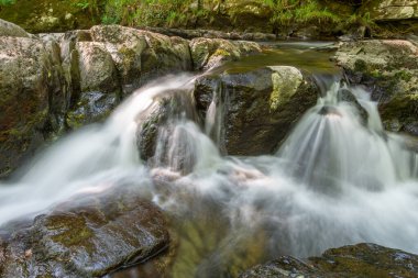 Doğu Lyn nehri üzerinde Exmoor Ulusal Parkı 'ndaki Watersmmeet' te uzun süre bir şelale görüldü.