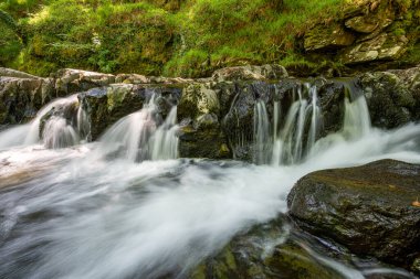 Doğu Lyn nehri üzerinde Exmoor Ulusal Parkı 'ndaki Watersmmeet' te uzun süre bir şelale görüldü.