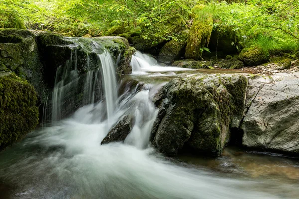 Lång Exponering Ett Vattenfall Hoar Oak Water Floden Vid Watersmmeet — Stockfoto