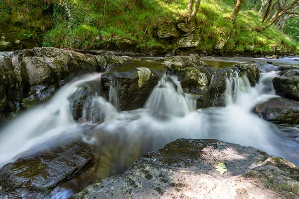 Lång Exponering Ett Vattenfall East Lyn Floden Vid Watersmmeet Exmoor — Stockfoto