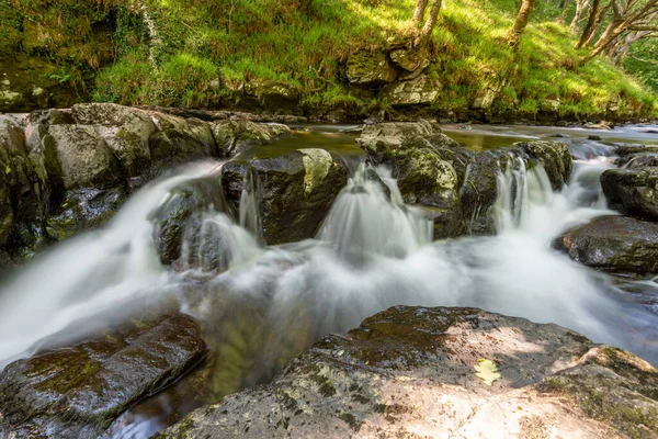 Lång Exponering Ett Vattenfall East Lyn Floden Vid Watersmmeet Exmoor — Stockfoto