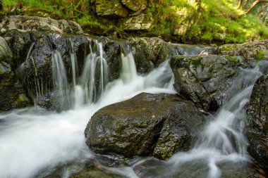 Doğu Lyn nehri üzerinde Exmoor Ulusal Parkı 'ndaki Watersmmeet' te uzun süre bir şelale görüldü.