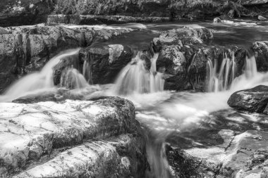 Doğu Lyn nehri üzerinde Exmoor Ulusal Parkı 'ndaki Watersmeet' te uzun süre bir şelale görüldü.