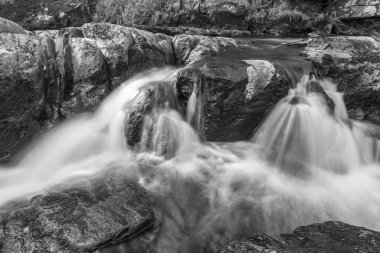 Doğu Lyn nehri üzerinde Exmoor Ulusal Parkı 'ndaki Watersmeet' te uzun süre bir şelale görüldü.