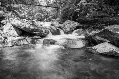 Doğu Lyn nehri üzerinde Exmoor Ulusal Parkı 'ndaki Watersmeet' te uzun süre bir şelale görüldü.