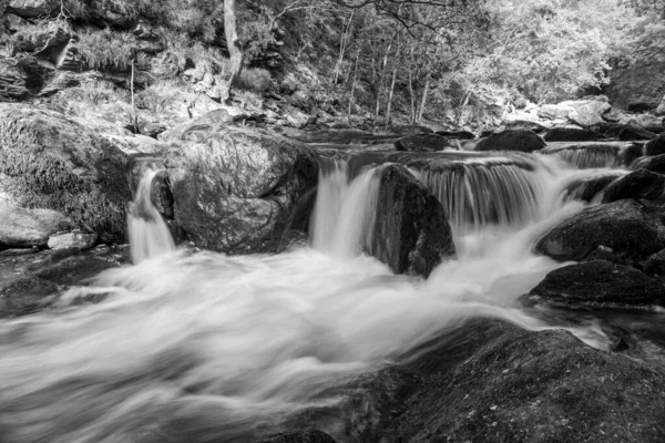 Lång Exponering Ett Vattenfall East Lyn Floden Vid Watersmeet Exmoor — Stockfoto