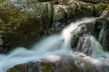 Doğu Lyn nehri üzerinde Exmoor Ulusal Parkı 'ndaki Watersmeet' te uzun süre bir şelale görüldü.