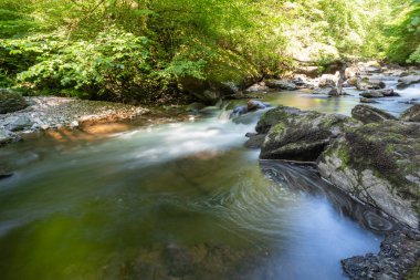 Doğu Lyn nehri üzerinde Exmoor Ulusal Parkı 'ndaki Watersmeet' te uzun süre bir şelale görüldü.