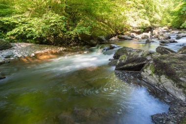 Doğu Lyn nehri üzerinde Exmoor Ulusal Parkı 'ndaki Watersmeet' te uzun süre bir şelale görüldü.