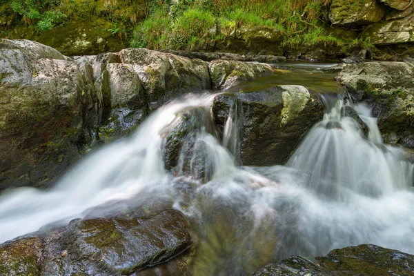 Lång Exponering Ett Vattenfall East Lyn Floden Vid Watersmeet Exmoor — Stockfoto