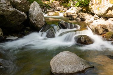 Doğu Lyn nehri üzerinde Exmoor Ulusal Parkı 'ndaki Watersmeet' te uzun süre bir şelale görüldü.