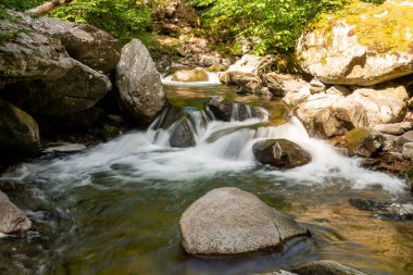 Doğu Lyn nehri üzerinde Exmoor Ulusal Parkı 'ndaki Watersmeet' te uzun süre bir şelale görüldü.