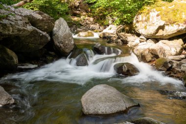 Doğu Lyn nehri üzerinde Exmoor Ulusal Parkı 'ndaki Watersmeet' te uzun süre bir şelale görüldü.