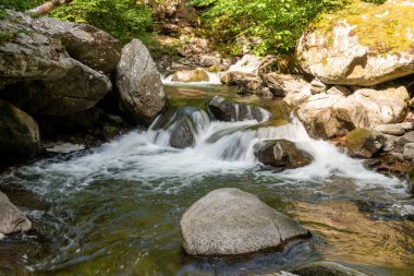 Doğu Lyn nehri üzerinde Exmoor Ulusal Parkı 'ndaki Watersmeet' te uzun süre bir şelale görüldü.