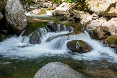 Doğu Lyn nehri üzerinde Exmoor Ulusal Parkı 'ndaki Watersmeet' te uzun süre bir şelale görüldü.