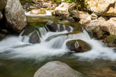 Doğu Lyn nehri üzerinde Exmoor Ulusal Parkı 'ndaki Watersmeet' te uzun süre bir şelale görüldü.