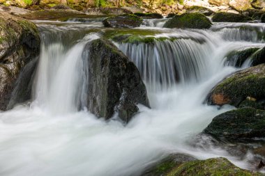 Doğu Lyn nehri üzerinde Exmoor Ulusal Parkı 'ndaki Watersmeet' te uzun süre bir şelale görüldü.