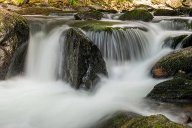 Doğu Lyn nehri üzerinde Exmoor Ulusal Parkı 'ndaki Watersmeet' te uzun süre bir şelale görüldü.