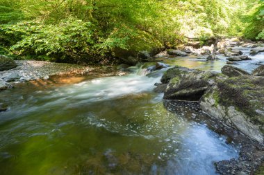Doğu Lyn nehri üzerinde Exmoor Ulusal Parkı 'ndaki Watersmeet' te uzun süre bir şelale görüldü.