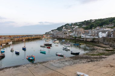 Fare deliği. Cornwall. Birleşik Krallık. 24 Temmuz 2021. Cornwall 'daki balıkçı köyünün bir yaz akşamı çekilmiş fotoğrafı.