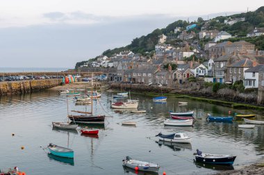 Fare deliği. Cornwall. Birleşik Krallık. 24 Temmuz 2021. Cornwall 'daki balıkçı köyünün bir yaz akşamı çekilmiş fotoğrafı.