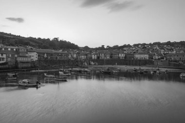 Fare deliği. Birleşik Krallık. 24 Temmuz 2021 Cornwall 'daki balıkçı köyünün bir yaz akşamı çekilmiş siyah beyaz fotoğrafı.