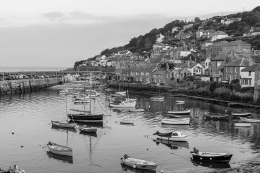 Fare deliği. Birleşik Krallık. 24 Temmuz 2021 Cornwall 'daki balıkçı köyünün bir yaz akşamı çekilmiş siyah beyaz fotoğrafı.