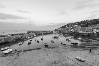 Fare deliği. Birleşik Krallık. 24 Temmuz 2021 Cornwall 'daki balıkçı köyünün bir yaz akşamı çekilmiş siyah beyaz fotoğrafı.