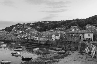 Fare deliği. Birleşik Krallık. 24 Temmuz 2021 Cornwall 'daki balıkçı köyünün bir yaz akşamı çekilmiş siyah beyaz fotoğrafı.