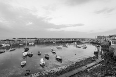 Fare deliği. Birleşik Krallık. 24 Temmuz 2021 Cornwall 'daki balıkçı köyünün bir yaz akşamı çekilmiş siyah beyaz fotoğrafı.