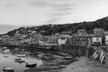 Fare deliği. Birleşik Krallık. 24 Temmuz 2021 Cornwall 'daki balıkçı köyünün bir yaz akşamı çekilmiş siyah beyaz fotoğrafı.