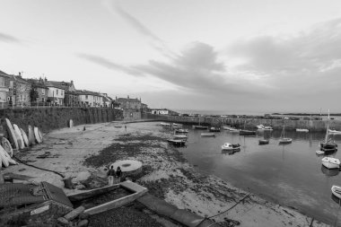 Fare deliği. Birleşik Krallık. 24 Temmuz 2021 Cornwall 'daki balıkçı köyünün bir yaz akşamı çekilmiş siyah beyaz fotoğrafı.