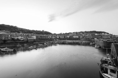 Fare deliği. Birleşik Krallık. 24 Temmuz 2021 Cornwall 'daki balıkçı köyünün bir yaz akşamı çekilmiş siyah beyaz fotoğrafı.