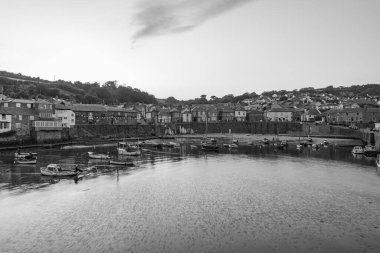 Fare deliği. Birleşik Krallık. 24 Temmuz 2021 Cornwall 'daki balıkçı köyünün bir yaz akşamı çekilmiş siyah beyaz fotoğrafı.