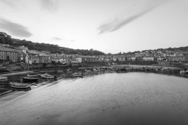 Fare deliği. Birleşik Krallık. 24 Temmuz 2021 Cornwall 'daki balıkçı köyünün bir yaz akşamı çekilmiş siyah beyaz fotoğrafı.