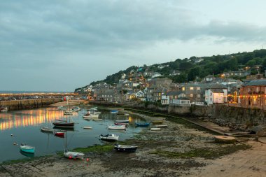 Fare deliği. Cornwall. Birleşik Krallık. 24 Temmuz 2021. Cornwall 'daki balıkçı köyünün bir yaz akşamı çekilmiş fotoğrafı.