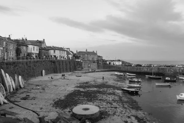 2021年7月24日夏夜 英国康沃尔一个渔村的黑白照片 — 图库照片