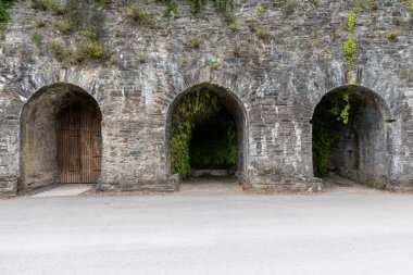 Cornwall 'daki Cotehele rıhtımındaki Edgcumbe binası.