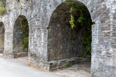 Cornwall 'daki Cotehele rıhtımındaki Edgcumbe binası.