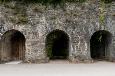 Cornwall 'daki Cotehele rıhtımındaki Edgcumbe binası.
