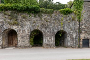 Cornwall 'daki Cotehele rıhtımındaki Edgcumbe binası.
